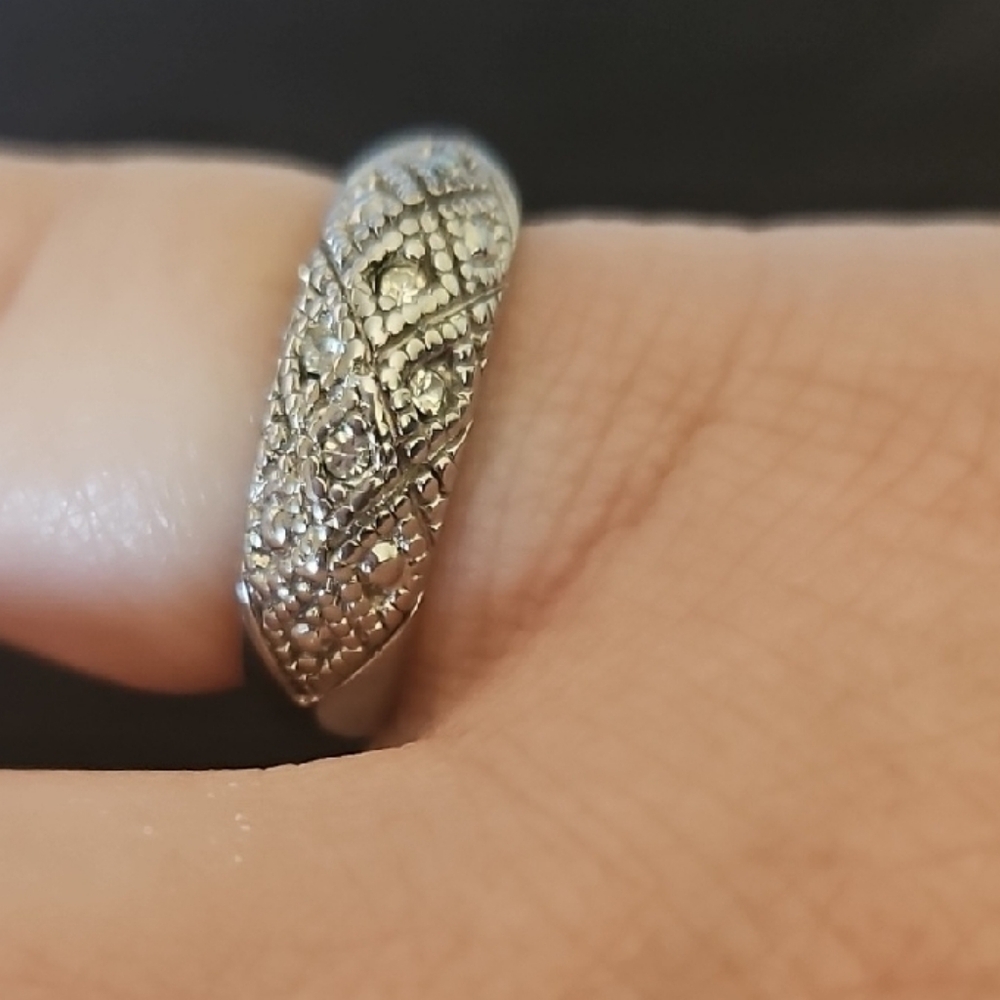 Elegant Silver Toned Ring. Size 6